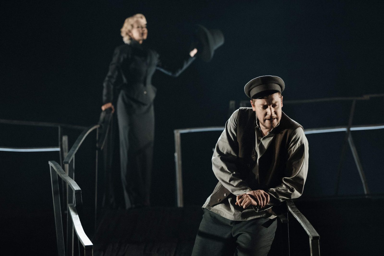 Светит, да не греет